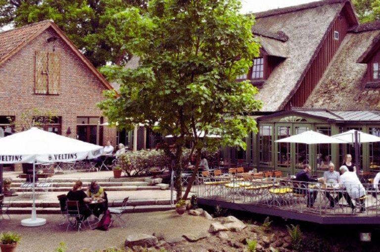 traditionsbetrieb fachwerk reetdach klassisch heiraten oldenburg hochzeitslocation im süden von oldenburg