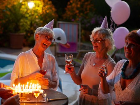 Geburtstagsfeier 50 60 70 Torte Kerzen Poolparty Luftballons