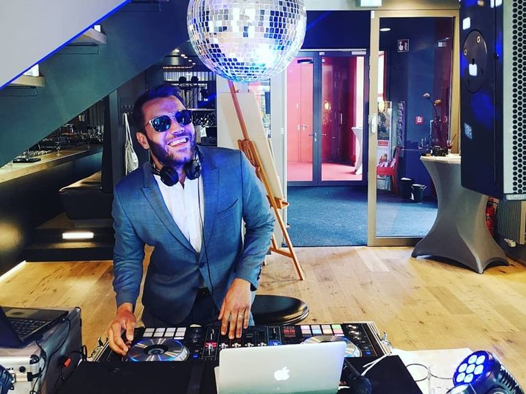 DJ mit Sonnenbrille Diskokugel Pioneer DDj SZ Macbook Anzug 