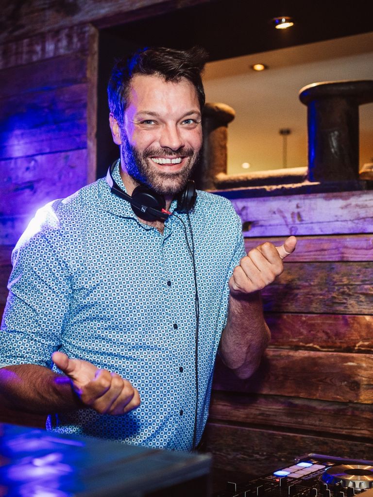 DJ für Hochzeit Lichterkette Geburtstag Mischpult Musik Licht Nebel 