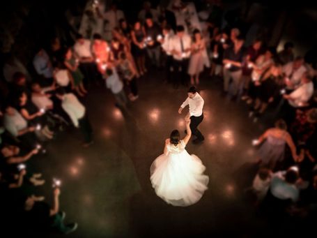 Brautpaar tanzt Lichtertanz Kerzentanz DJ Musik Hochzeit Drohne 