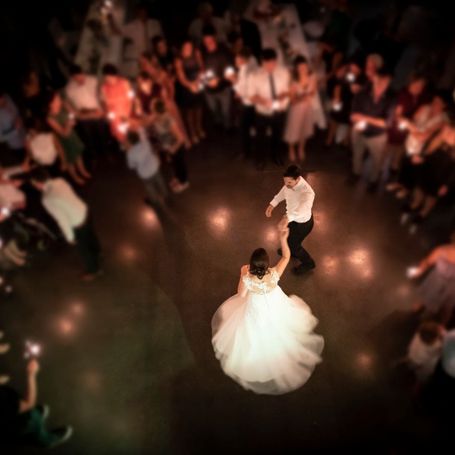 Brautpaar tanzt Lichtertanz Kerzentanz DJ Musik Hochzeit Drohne 