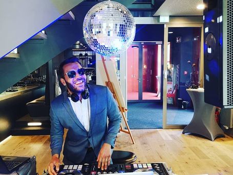 Dj an Mischpult LED weißes Hemd Kopfhörer Check24 Top Profi 2019