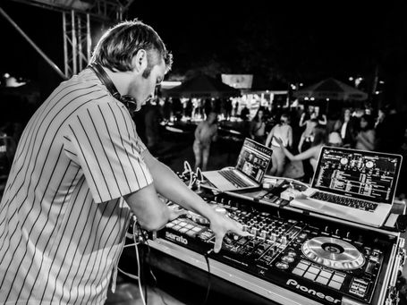 Schwarz Weiß Bild DJ an Mischpult Musik tanzende Menschen vor Bühne Pioneer DDj SZ